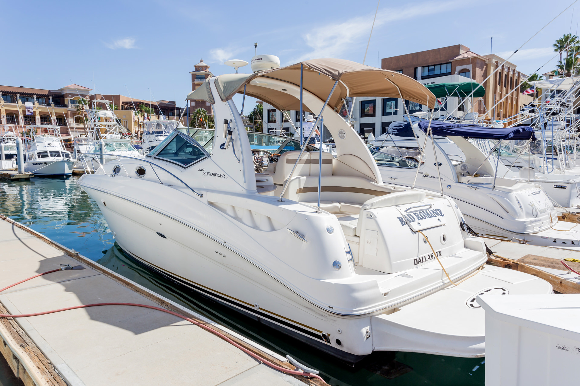 Yate privado Allure en aguas de Los Cabos